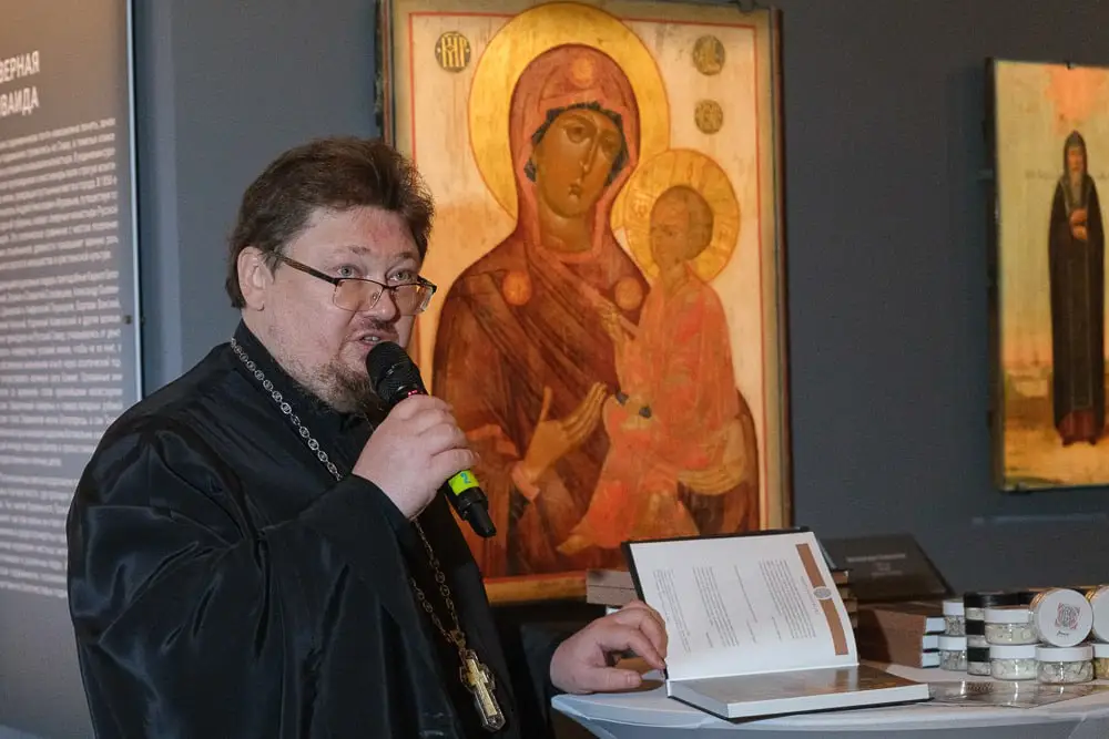 В Петербурге представили первую в России книгу о церковных благовониях