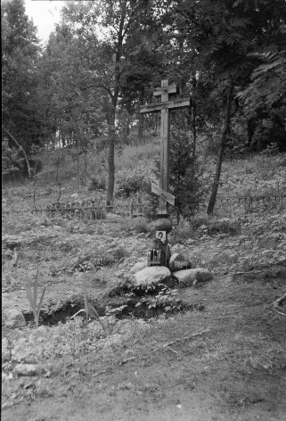 Анзер. Крест на могиле священномученика Петра (Зверева).