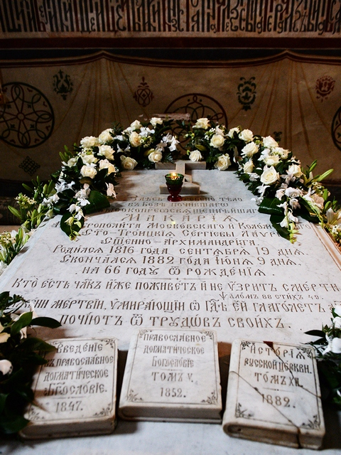 Надгробие митр. Макария (Булгакова), в Успенском соборе Троице-Сергиевой Лавры