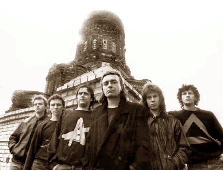 Файл:Кинчев на фоне храма Богоявления Господня на Гутуевском острове.jpg