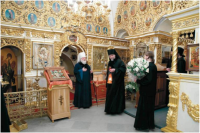 Евсевий, Митрополит Псковский и Великолукский, передает Благодатный огонь от Гроба Господня в праздник Святой Пасхи. 2010 г.