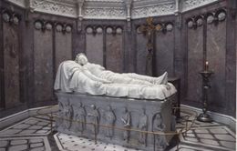 Cаркофаг из белоснежного караррского мрамора с высеченной наверху лежащей фигурой Великой герцогини Нассау, Великой княжны Елизаветы Михайловны