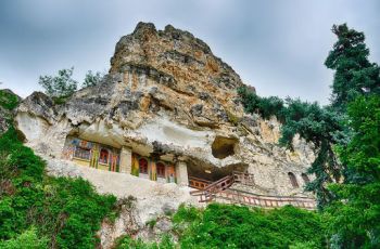 Басарбовский скальный монастырь