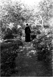В саду Псково-Печерского монастыря на Святой горе. 1965 год
