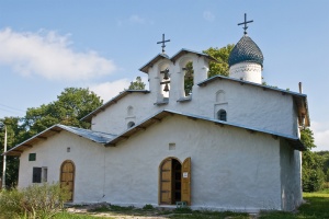 Церковь Покрова и Рождества от Пролома (Псков).jpg