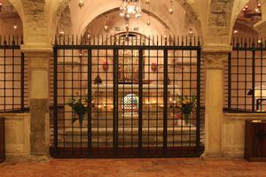 В крипте базилики святителя Николая (13).JPG