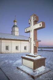Памятный крест на месте массовых захоронений