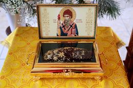 Тапочек с мощей и икона с частицей мощей святителя Спиридона Тримифунтского