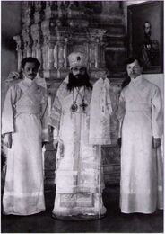 Архиепископ Феодор (Поздеевский) с церковнослужителями. Фотография начала XX века