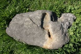 Камни-следовики с углублениями, похожими на отпечаток человеческой ступни