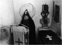 Псково-Печерский схимник молится у мощей преподобного Лазаря Псково-Печерского. 1968 год