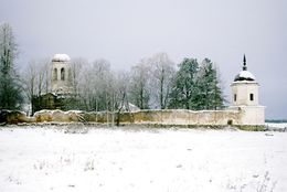 Александро-Ошевенский монастырь, вид с восточной стены на Успенский собор и башню ограды монастыря