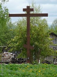 Крест на месте предполагаемого захоронения Ивана Сусанина на территории церкви Успения Пресвятой Богородицы в монастыре