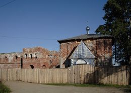 Постройки монастыря. Слева руины Архангельской церкви, справа нижний ярус колокольни