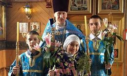 Настоятель храма Благовещения Пресвятой Богородицы священник Алексий Васильев с детьми