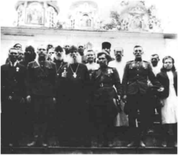 Настоятель Свято-Успенского Псково-Печерского монастыря Игумен Павел (Горшков) с офицерами Красной Армии. Август 1944 года