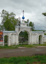 Ворота Успенской церкви в монастыре