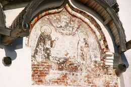 Старинные фрески на фасаде Преображенского собора