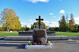 Источник https://dzen.ru/a/X4ocEVKCqXgnRyZS#izvestne_lyudi_pohoronenne_na_serafimo