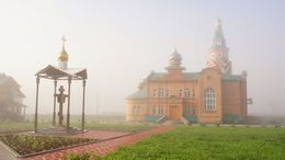Храм Русских святых и крест под сенью