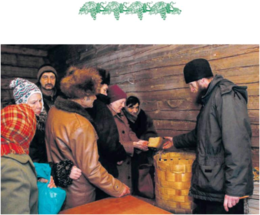 Монах Власий (Потапов) раздает обеды малоимущим в благотворительной кухне монастыря