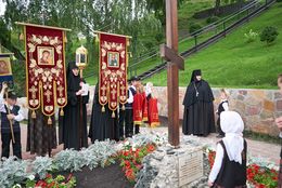 У Поклонного Креста в честь царственных страстотерпцев Николая II, его жены и детей