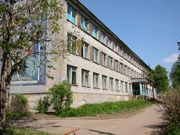 Дивеевская общеобразовательная средняя школа на месте Преображенской кладбищенской церкви. Фотография 2002 года
