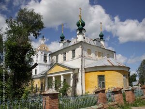 Троицкий храм Пахна 3.jpg