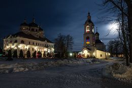 Храм Ксении Петербуржской и церковь Успения Пресвятой Богородицы, вид в зимнюю ночь