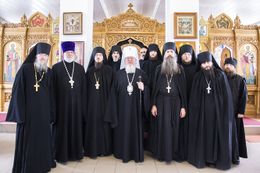Высокопреосвященнейший Сергий, священноархимандрит Свято-Успенского Дивногорского мужского монастыря, с братией.