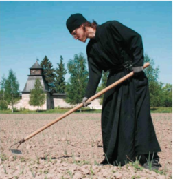 Иеродиакон Феофан (Сорокин) на прополке монастырского огорода (2010 год)