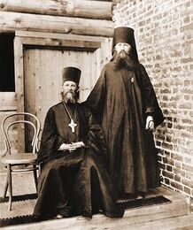 о. Иоанн Кронштадтский и, предположительно, основатель подворья иеромонах Геннадий (Борисов)