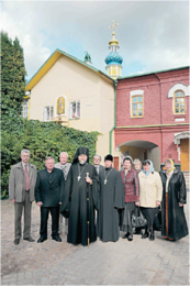 С гостями у Лазаревского храма. 17 сентября 2009 года