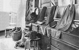 Вещи преподобного Серафима в Преображенской кладбищенской церкви. Фотография начала ХХ века