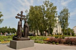 Памятник Петру и Февронии на территории Покровского Зверина монастыря