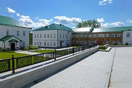 Территория Иоанно-Введенского женского монастыря, слева - угол Игуменского дома, в центре - Трапезный корпус