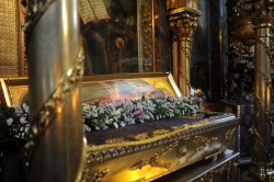 Святые мощи святителя Тихона, Патриарха Всероссийского, почивающие в золоченой раке в Большом соборе монастыря