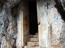 Вход в пещеру апостола Симона Кананита