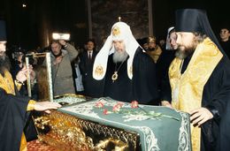Патриарх Московский и всея Руси Алексий Второй во время церемонии передачи мощей Серафима Саровского