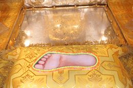Отпечаток стопы Богородицы с целебным источником (в Успенском соборе)