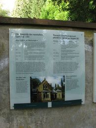 Информационная доска о церковной общине на стене кладбища