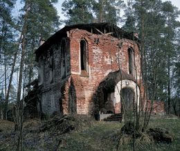 Полуразрушенная церковь Смоленского скита. 2002 г.