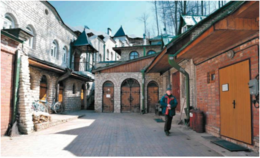 Электромастерская (справа) и банно-прачечный корпус (слева) на нижнем хозяйственном дворе Псково-Печерского монастыря. 2010 год