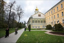 МДАиС, в центре - Покровский академический храм
