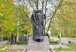 Источник https://dzen.ru/a/X4ocEVKCqXgnRyZS#izvestne_lyudi_pohoronenne_na_serafimo