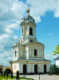 Надвратная колокольня с храмом Трех Святителей