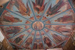 Потолочные двенадцатигранные «небеса». В центре — новозаветная Троица, окруженная серафимами; на гранях — изображения 7 архангелов и 4 евангелистов, написанных в человеческий рост, и Распятие.