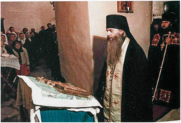 Архимандрит Александр (Васильев) служит Братский молебен в Успенском соборе. 1980 год