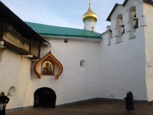 Псково-Печерский монастырь (звонница).jpg