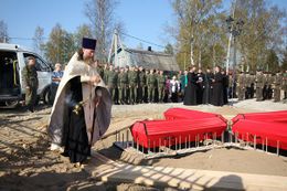 Захоронение солдат у храма святого князя Александра Невского